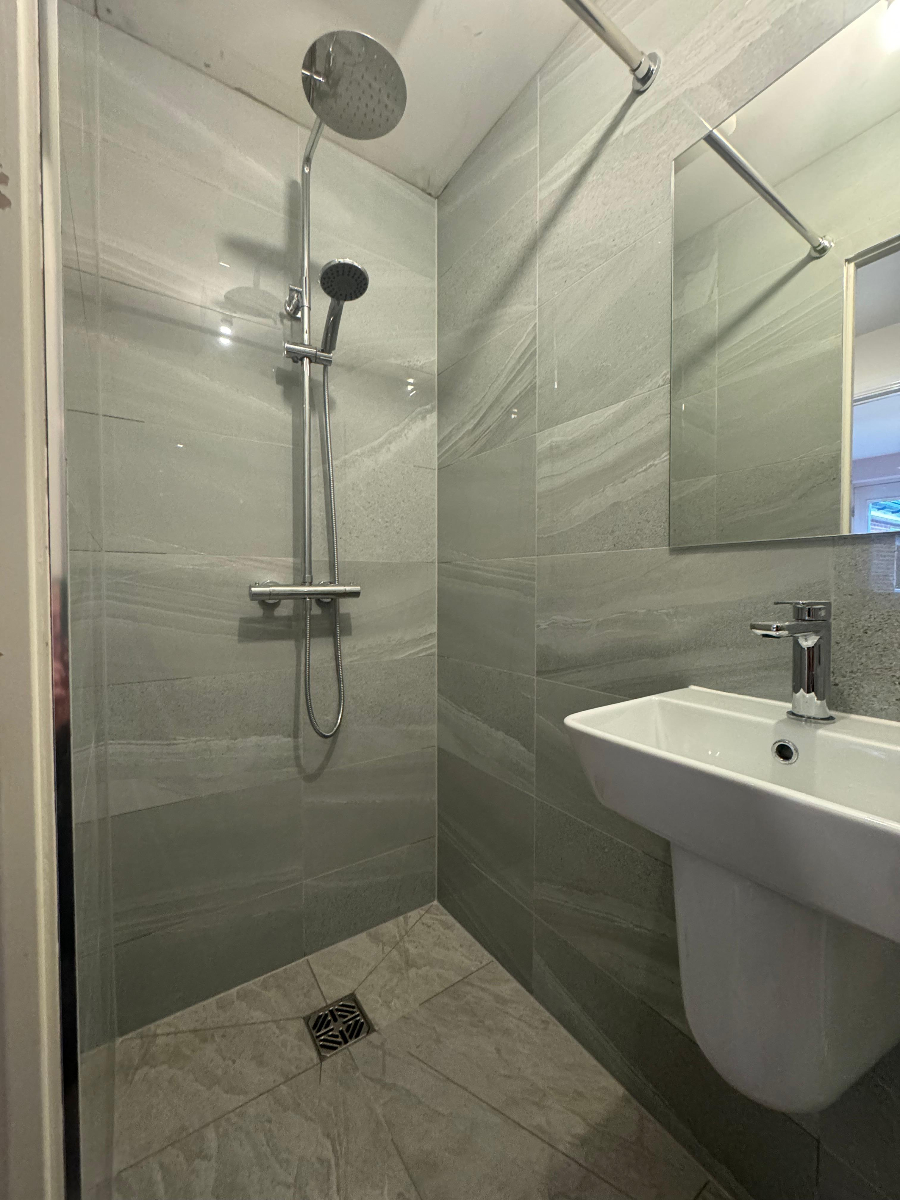 Luxury wet room with premium finishes in Worthing showing 10-year guaranteed waterproofing
